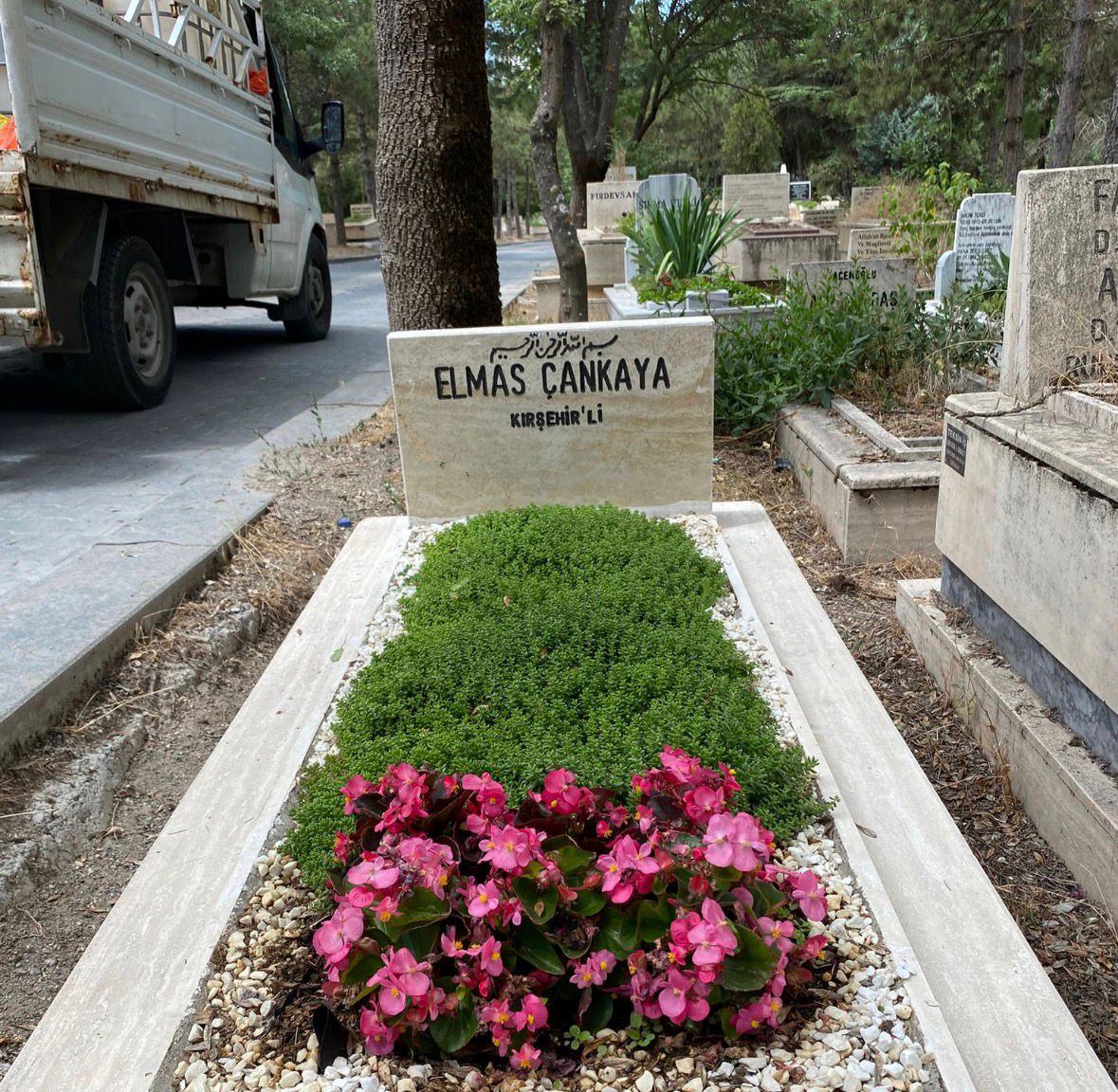 Profesyonel mezar bakım çalışması